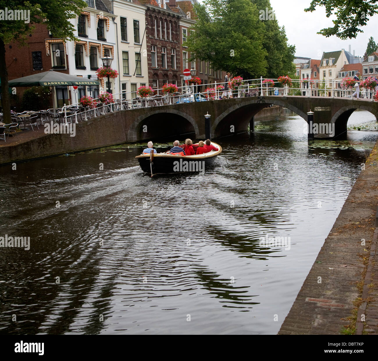 Boot Rapenburg nahenden Kanalbrücke Leiden, Niederlande Stockfoto