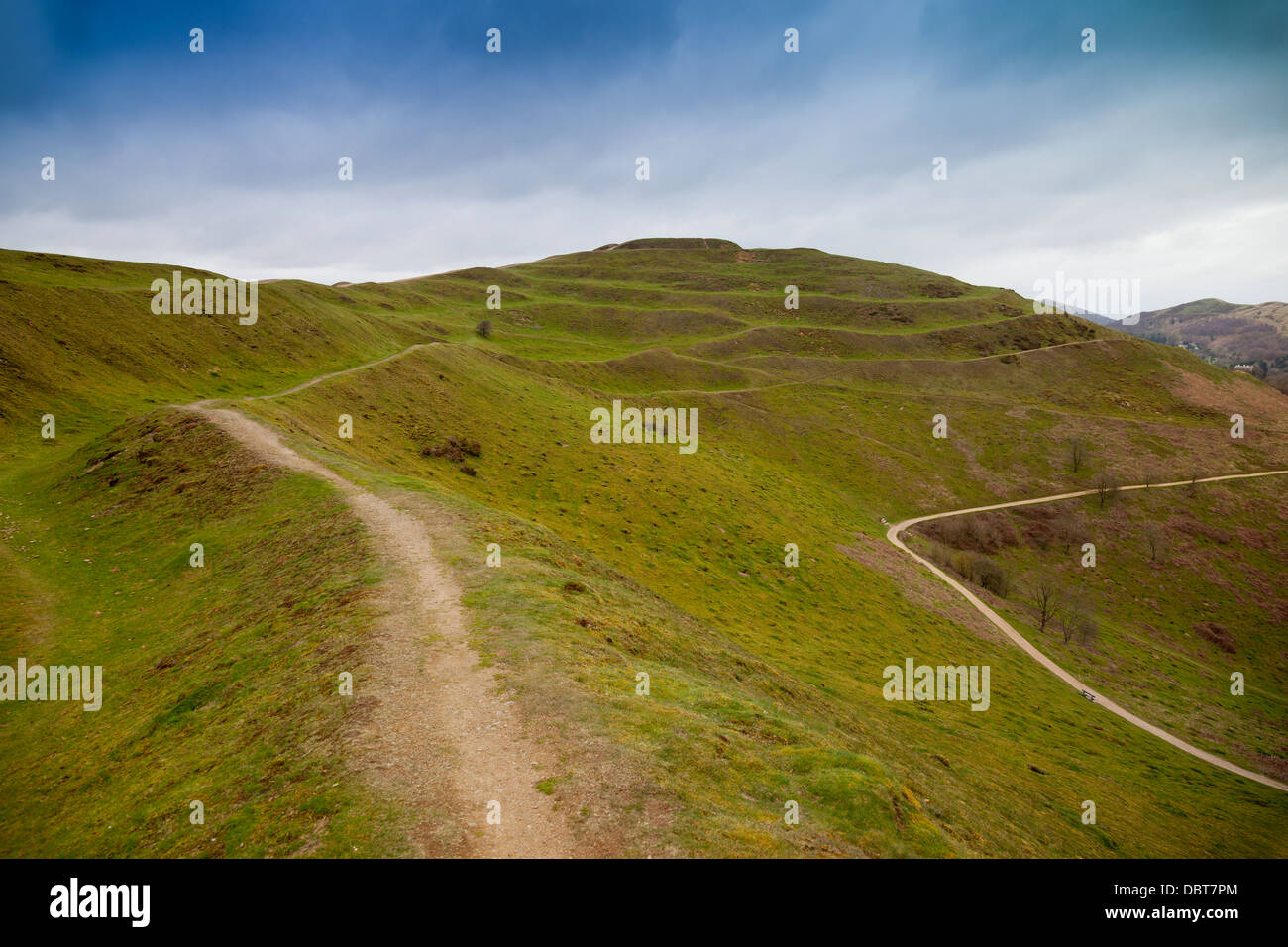 Die umfangreiche Eisenzeit Erdarbeiten und Terrassen auf dem Gipfel des Herefordshire Beacon, Malvern Hills, Worcestershire, England, UK Stockfoto