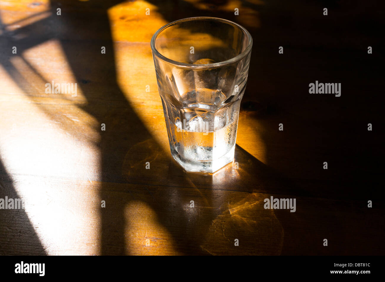 Wasserglas in der Nähe von leer Stockfoto