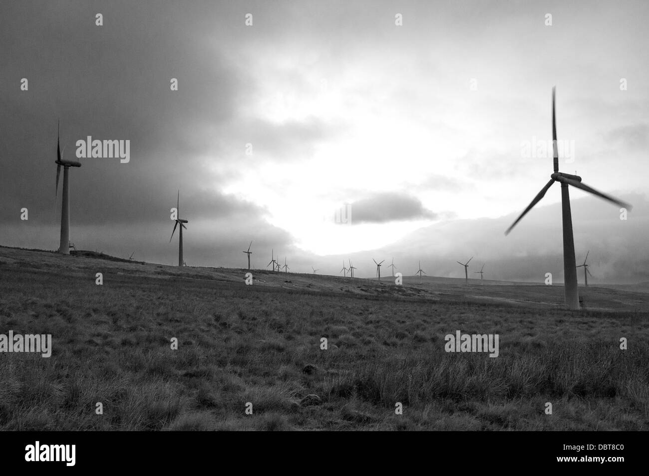 Windkraftanlagen Sie Silhouette gegen einen dunklen frühen Abendhimmel.  Schwarz & weiß. Stockfoto