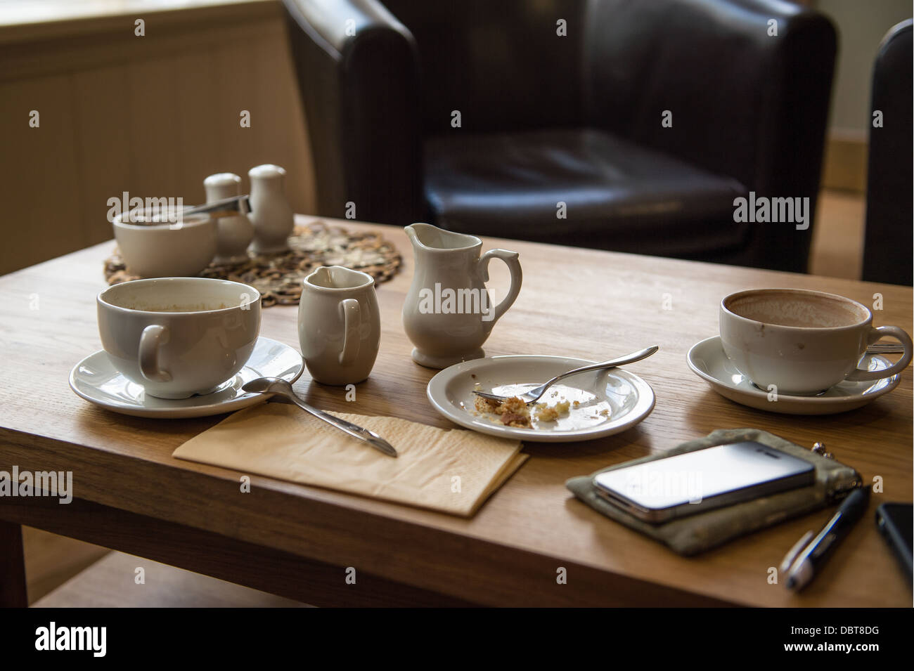 Coffee-Shop Tassen und Teller auf den Tisch. Stockfoto