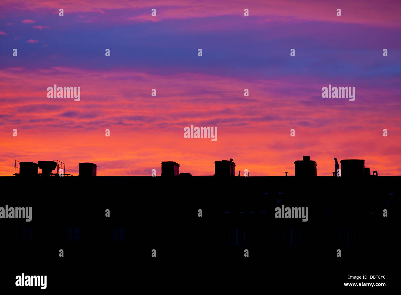 Silhouetten von Gebäuden gegen lila Himmel bei Sonnenuntergang Stockfoto