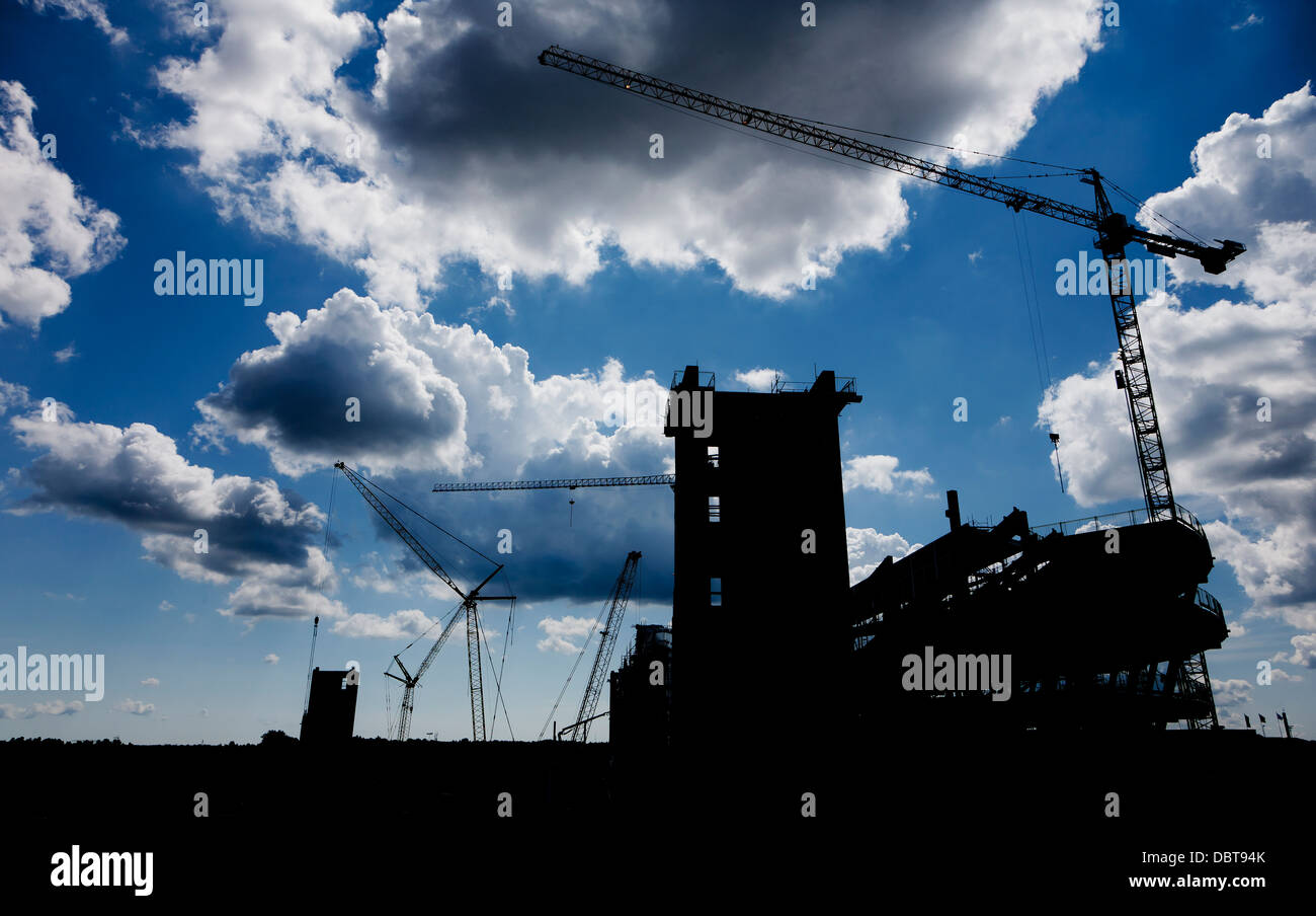 Stockholm, Enskede, Silhouetten von Gebäude und Kräne vor Wolken Stockfoto