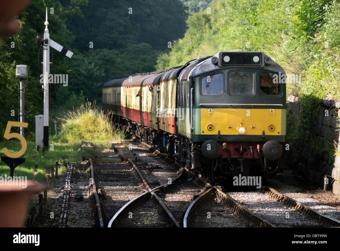 Ankunft am Bahnhof Goathland am North Yorkshire Moors Railway UK Diesellok Stockfoto