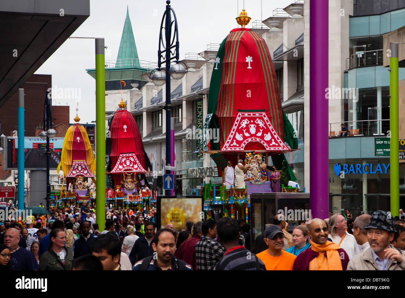 Leicester, UK, 4. August 2013. Streitwagen sind während der Rathayatra Straßenfest in Leicester Stadtzentrum Humberstone Tor mitgezogen. Drei 40ft Streitwagen wurden von Hand zog durch die Stadt, begleitet von Tanz und Musik. Rathayatra ist eine 5.000 Jahre alte Festival mit Ursprung in Jagannatha Puri in Indien. Bildnachweis: Graham Wilson/Alamy Live-Nachrichten Stockfoto
