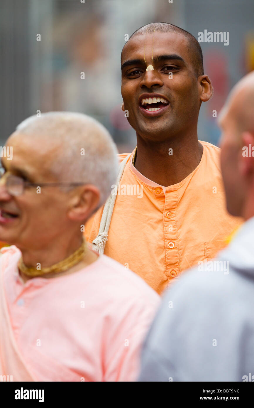 Leicester, UK, 4. August 2013.  Ein Hare Krishna Anhänger tanzt während der Rathayatra Straßenfest in Leicester Stadtzentrum entfernt.   Drei 40ft Streitwagen wurden von Hand zog durch die Stadt, begleitet von Tanz und Musik.  Rathayatra ist eine 5.000 Jahre alte Festival mit Ursprung in Jagannatha Puri in Indien. Bildnachweis: Graham Wilson/Alamy Live-Nachrichten Stockfoto