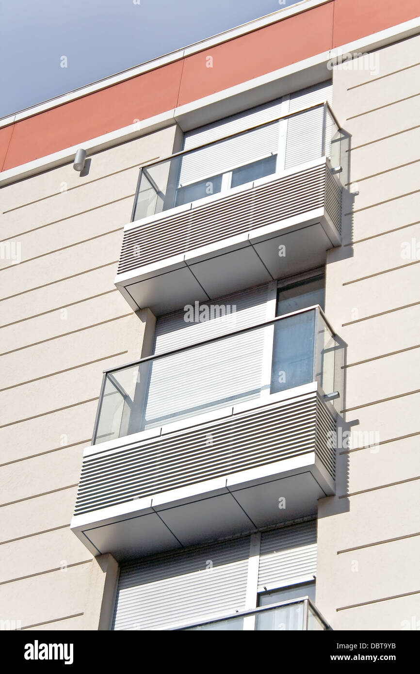 Metallische Balkone im Gebäude Stockfoto