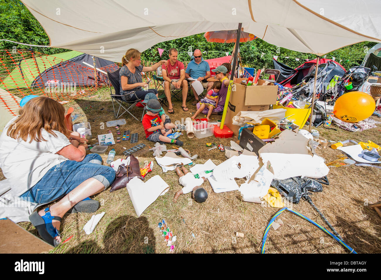 Balcombe, West Sussex, UK. 4. August 2013. Kinder sind vor der Sonne geschützt und Zeit zum spielen. Anti-Fracking weiter Demonstranten ihre Blockade der Cuadrilla Test Bohrmaschine in der Nähe von Balcombe, West Sussex, UK. 4. August 2013. Bildnachweis: Guy Bell/Alamy Live-Nachrichten Stockfoto