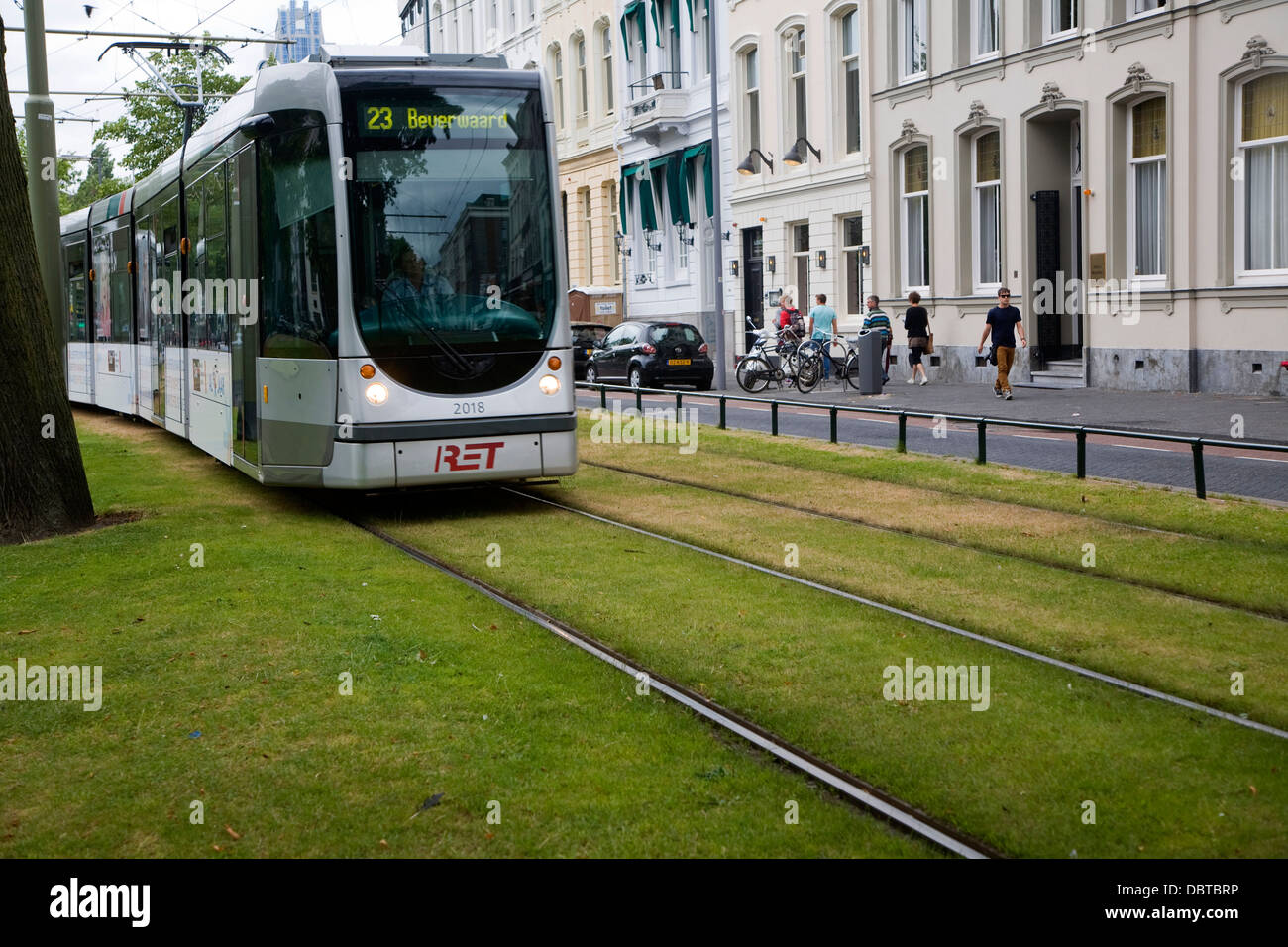 Straßenbahnschienen laufen auf Rasenfläche Rotterdam Niederlande Stockfoto