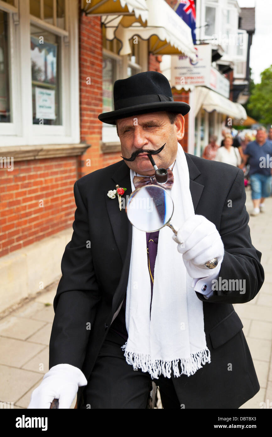 Woodhall Spa. 4. August 2013. Woodhall Spa 1940er Wochenende 08.04.2013 Lincolnshire Dorf UK England. Mann gekleidet in traditionellen vierziger Jahre Outfit von Hercule Poirot Ermittler mit Schnurrbart und Anzug mit Lupe © Paul Thompson Live News/Alamy Live News Bildnachweis: Paul Thompson Live News/Alamy Live News Stockfoto