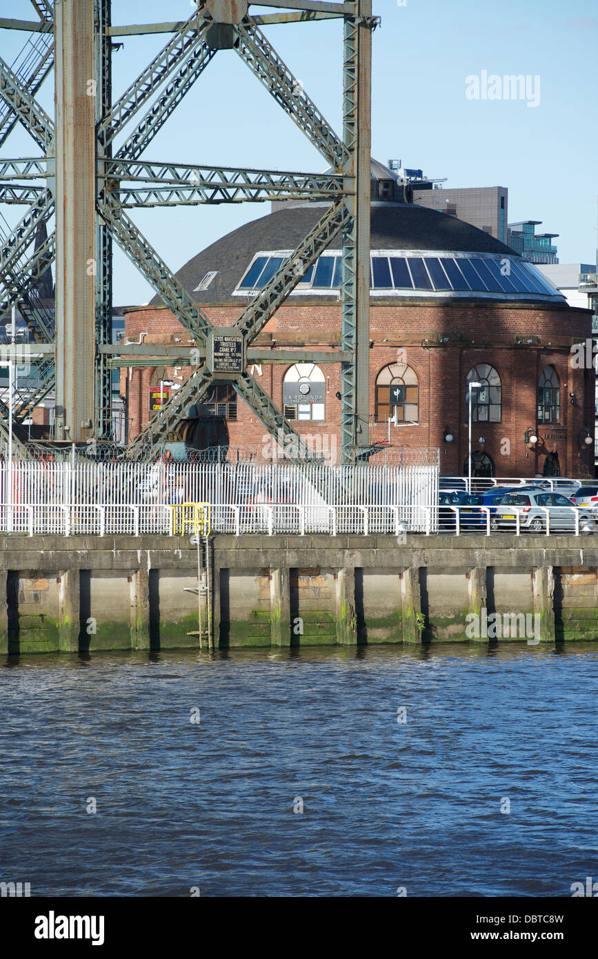 La Rotunde am nördlichen Ufer des Clyde im Schatten des Finnieston Crane, Glasgow. Stockfoto