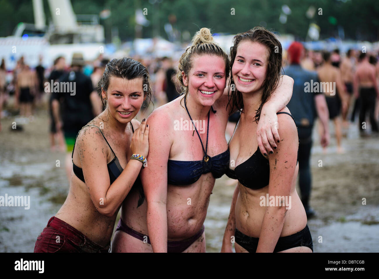 Junge Frauen haben Spaß in den Schlamm-Pool des Przystanek Woodstock Music Festival, Kostrzyn, Polen. Stockfoto