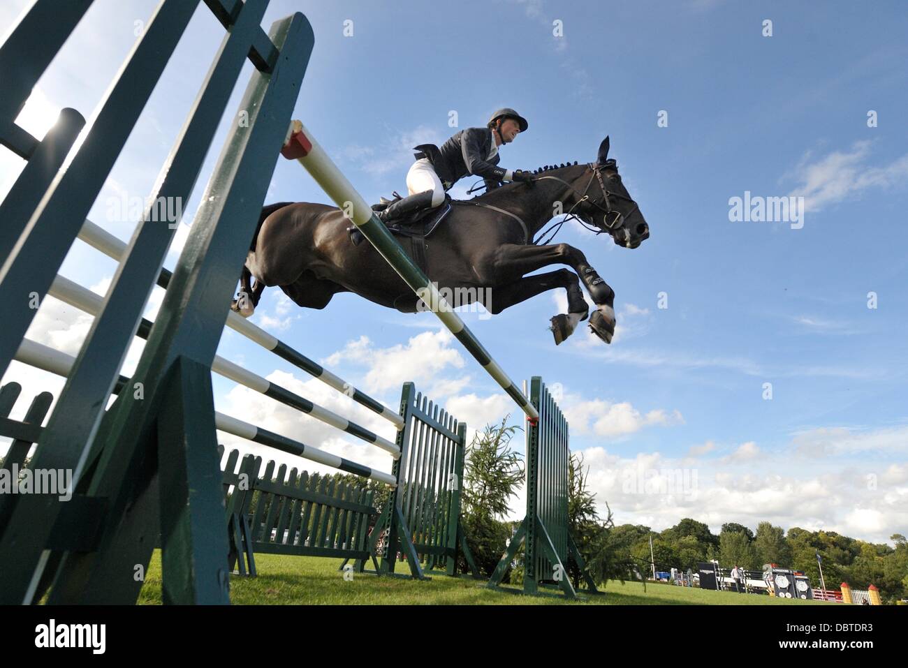 04.08.2012. Hickstead, England.  Ben Maher Reiten Triple X III gewinnt The Longines King George V Gold Cup.   Der Longines Royal International Horse Show 2013 aus der All England Kurs Hickstead.   Stephen Bartholomäus/Stephen Bartholomäus Fotografie Stockfoto