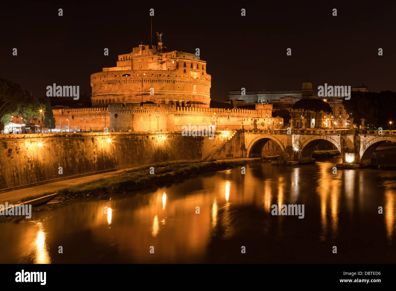 Castel Sant'Angelo in der Nacht in Rom, Italien Stockfoto