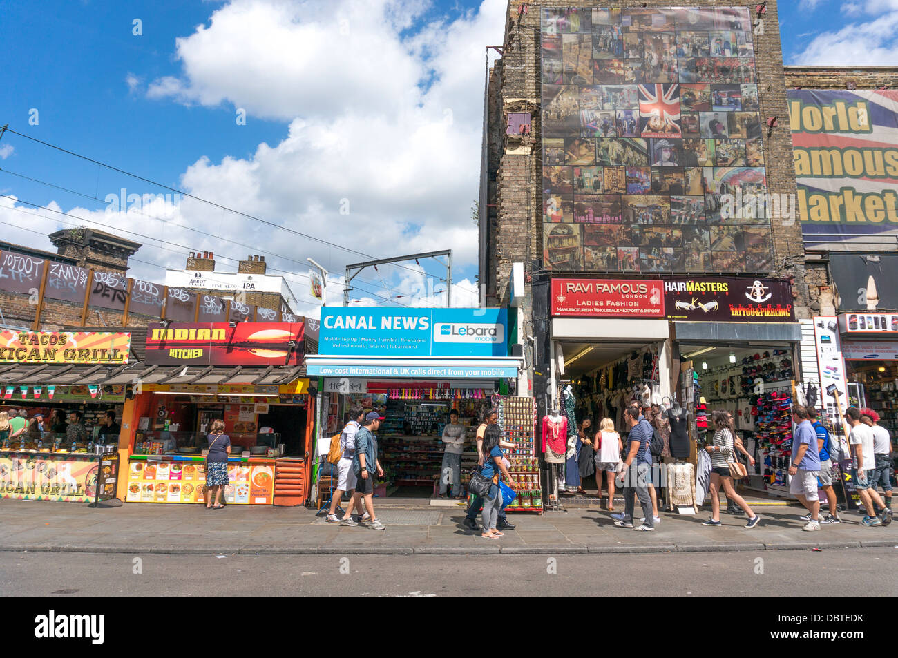 Eine Auswahl an Geschäften und essen Erkenntnisse auf Camden High Street, in der Nähe von Camden Market, London, England, UK. Stockfoto