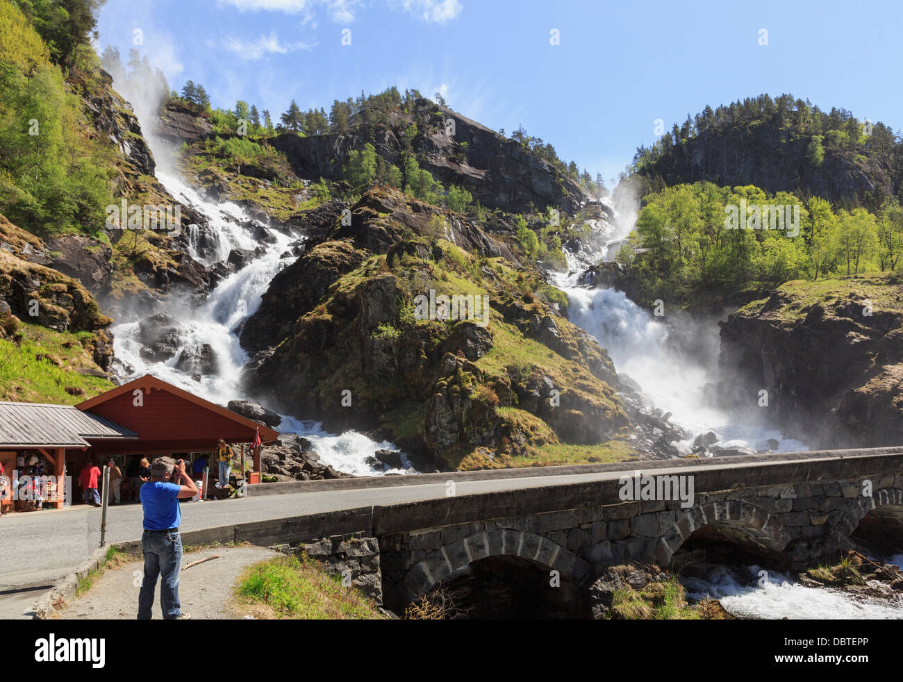 Touristen fotografieren Latefossen Wasserfall am Aussichtspunkt auf Straße 13 im Sommer in der Touristen fotografieren Latefossen Wasserfall am Aussichtspunkt auf Straße 13 im Sommer in der