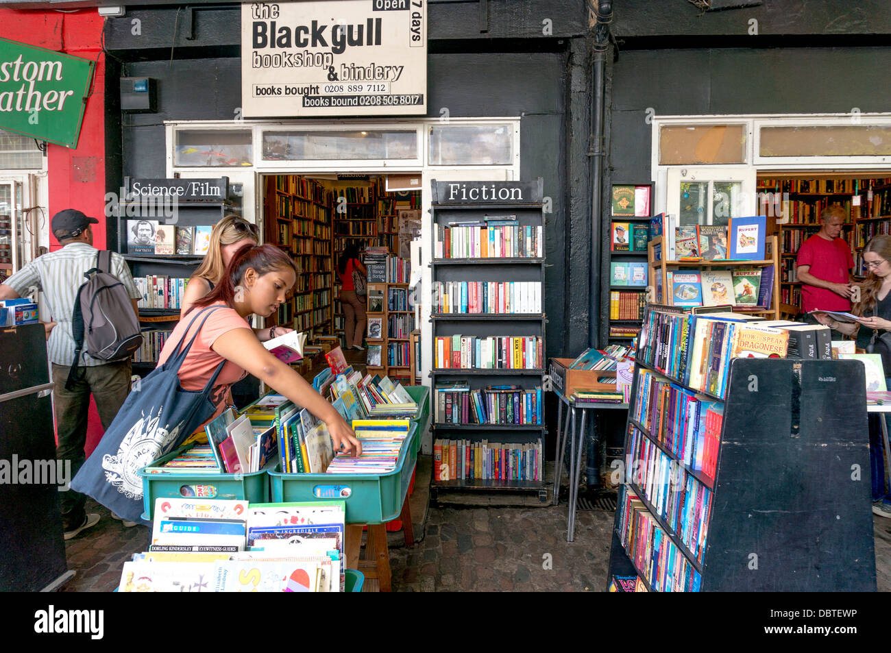 Menschen surfen in einem Buchladen in Camden Market, London, England, UK. Stockfoto