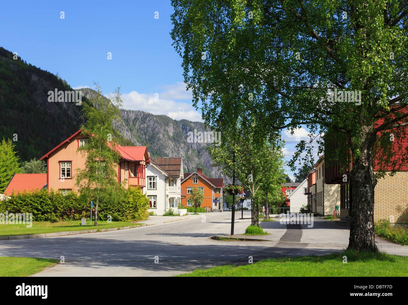 Typischen norwegischen Holzhäusern entlang ruhigen Hauptstraße in Dorf Dalen, Telemark, Norwegen, Skandinavien Stockfoto