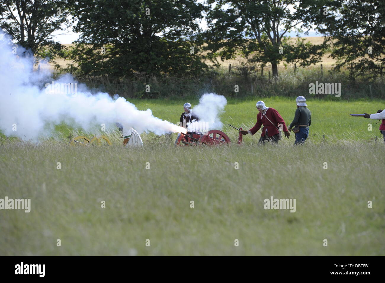 Et al., Northumberland, UK. 4. August 2013.  Schlacht von Flodden & sechzehnten Jahrhundert-Entdeckung-Wochenende. Re-enactment schaffen eine lebendige Camp mit Vorführungen und Ausstellungen von Arsenal und Bogenschießen von 1513, Teil des 500. Jahrestages der Schlacht von Flodden. Die Schlacht von Flodden war ein Konflikt zwischen dem Königreich von England und Königreich von Schottland. Der Kampf wurde in der Grafschaft Northumberland im Norden Englands am 9 September 1513 zwischen eine schottische Invasionsarmee unter König James IV und eine englische Armee unter dem Kommando von der Earl of Surrey gekämpft. Stockfoto