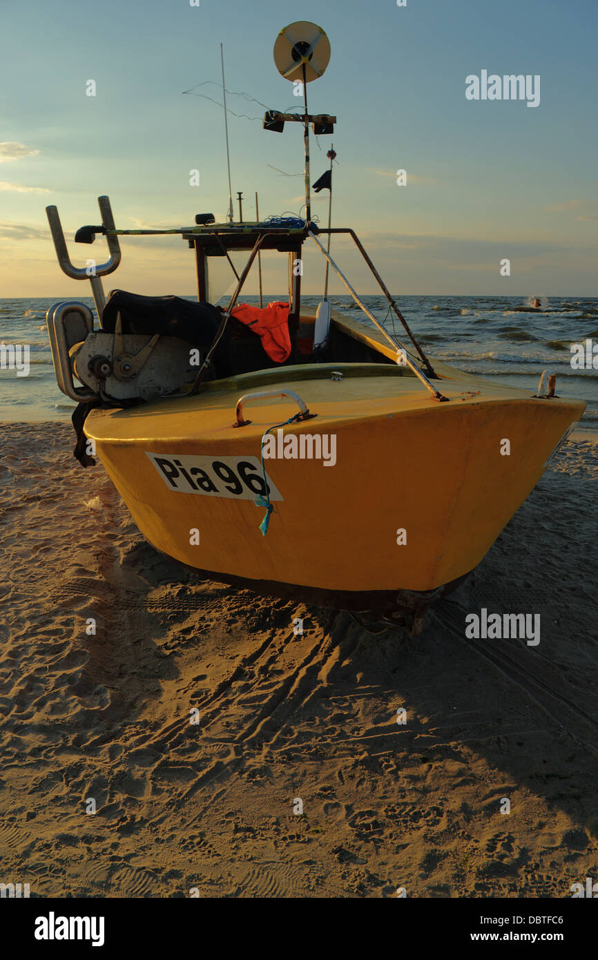 Eine gelbe Fischerboot an der Ostsee Küste am 22. Juni 2013 in Katy Rybackie, Pommern, Polen Stockfoto