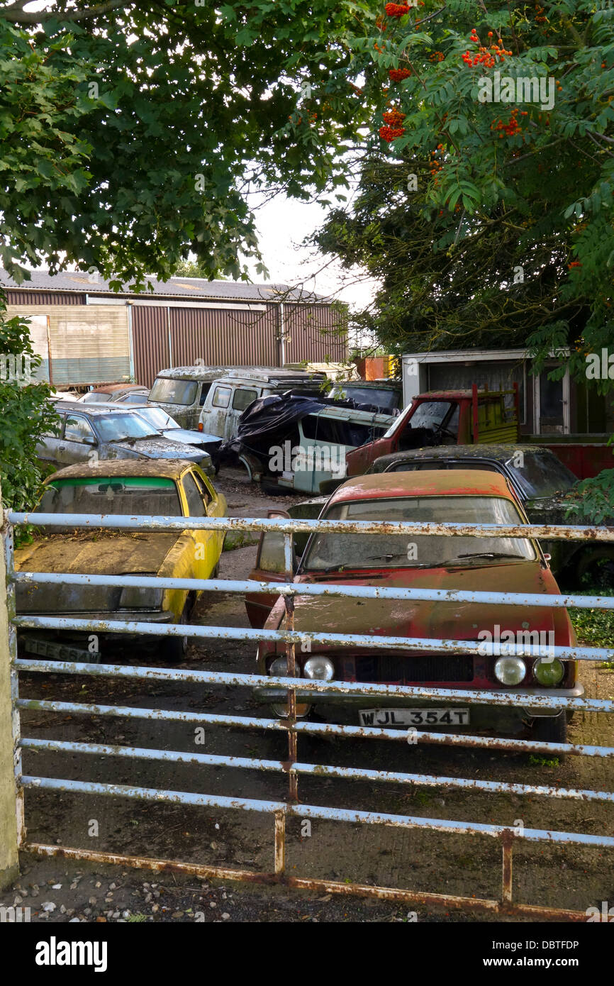 Verlassene Autoschrott in Hof Stockfoto