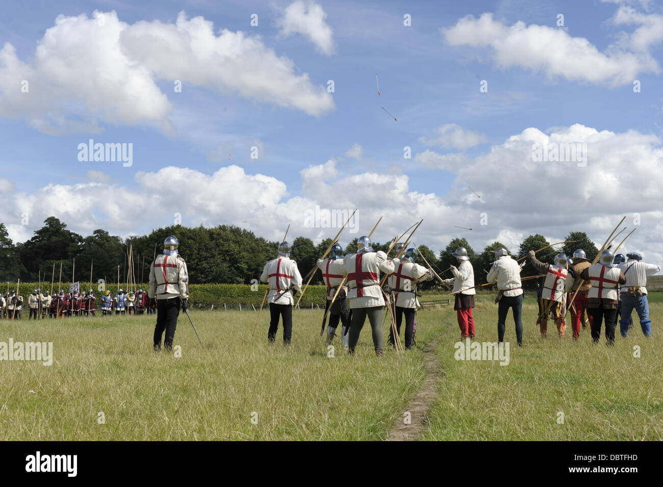 Et al., Northumberland, UK. 4. August 2013.  Schlacht von Flodden & sechzehnten Jahrhundert-Entdeckung-Wochenende. Re-enactment schaffen eine lebendige Camp mit Vorführungen und Ausstellungen von Arsenal und Bogenschießen von 1513, Teil des 500. Jahrestages der Schlacht von Flodden. Die Schlacht von Flodden war ein Konflikt zwischen dem Königreich von England und Königreich von Schottland. Der Kampf wurde in der Grafschaft Northumberland im Norden Englands am 9 September 1513 zwischen eine schottische Invasionsarmee unter König James IV und eine englische Armee unter dem Kommando von der Earl of Surrey gekämpft. Stockfoto