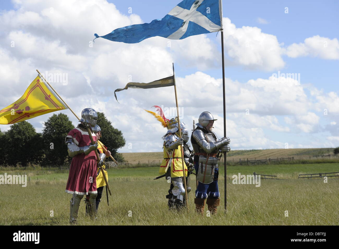 Et al., Northumberland, UK. 4. August 2013.  Schlacht von Flodden & sechzehnten Jahrhundert-Entdeckung-Wochenende. Re-enactment schaffen eine lebendige Camp mit Vorführungen und Ausstellungen von Arsenal und Bogenschießen von 1513, Teil des 500. Jahrestages der Schlacht von Flodden. Die Schlacht von Flodden war ein Konflikt zwischen dem Königreich von England und Königreich von Schottland. Der Kampf wurde in der Grafschaft Northumberland im Norden Englands am 9 September 1513 zwischen eine schottische Invasionsarmee unter König James IV und eine englische Armee unter dem Kommando von der Earl of Surrey gekämpft. Stockfoto