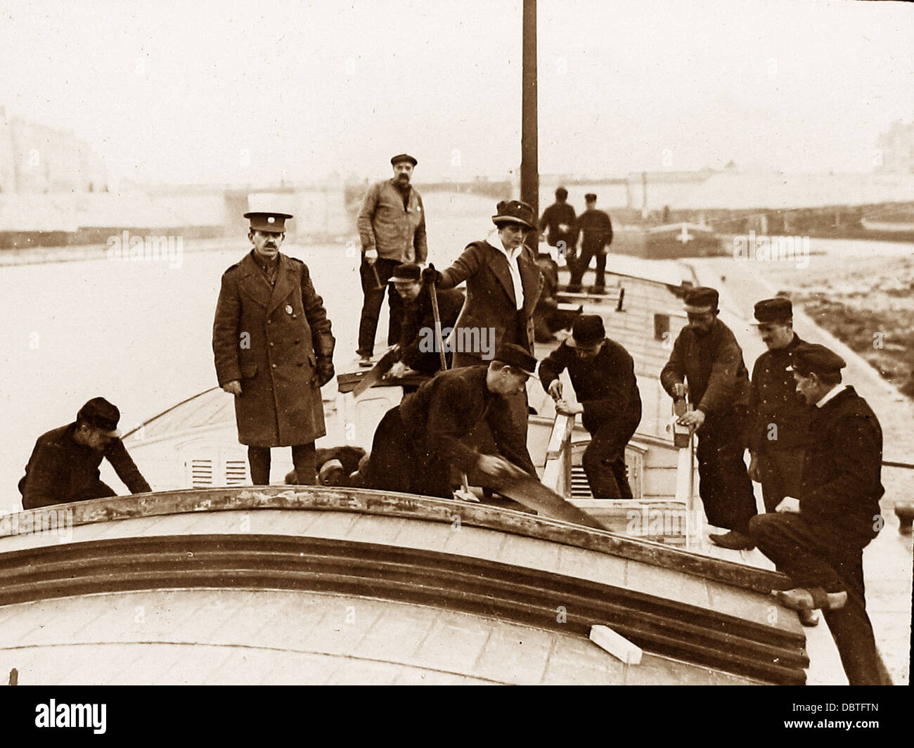 Maxine Elliot Aufsicht über die Herrichtung eines vertraglich vereinbarten Lastkahn während WW1 Stockfoto