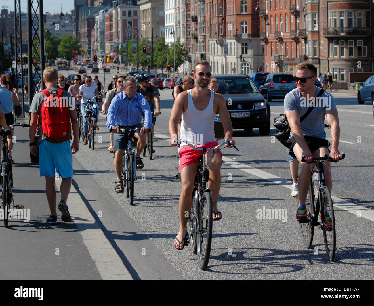 Radfahrer direkt vor der Kreuzung mit Langebro, Brücke über den Hafen, auf der H.C. Andersens Boulevard in Kopenhagen an einem heißen Sommertag. Kopenhagen, Dänemark. Stockfoto