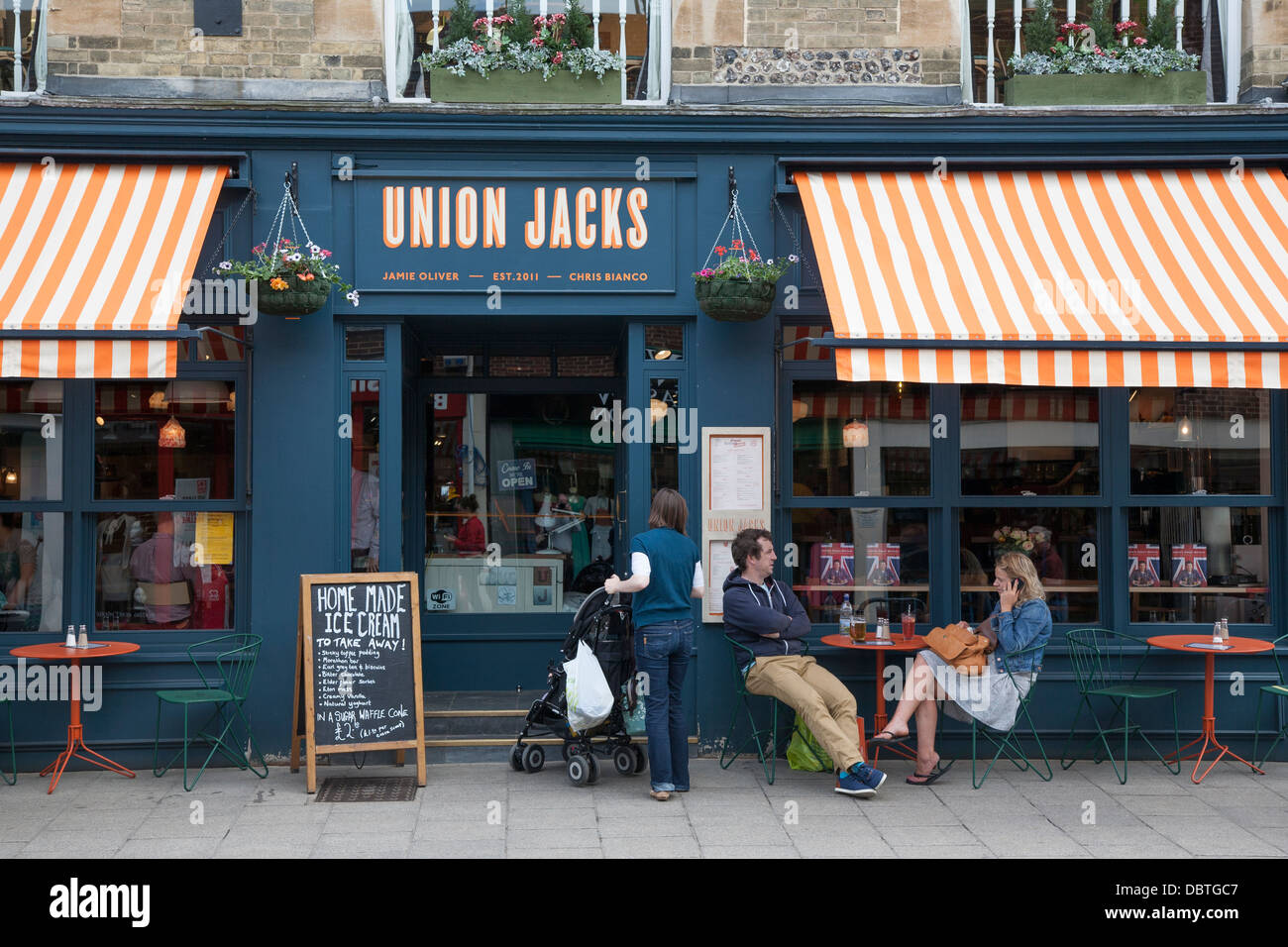Menschen Sie außerhalb Union Jacks Restaurant, Cafe und Bar, Winchester, England Stockfoto