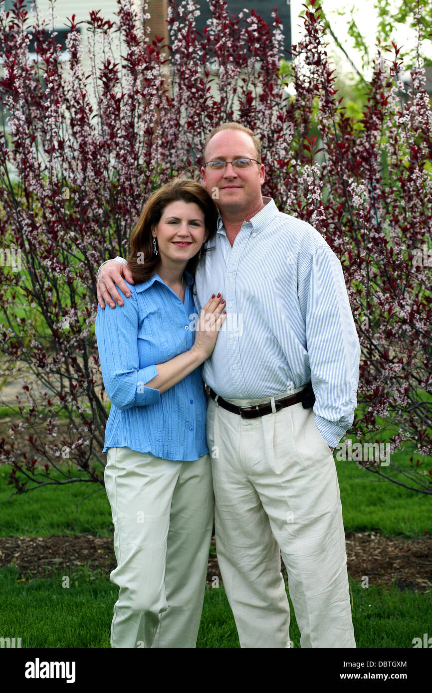 kaukasischen Mann und Frau draußen im Garten Stockfoto