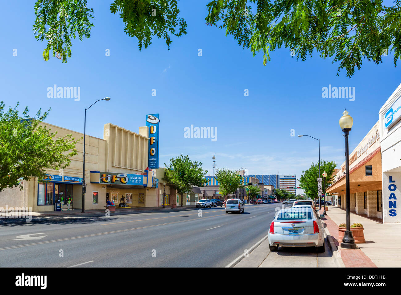 Main Street mit dem UFO-Museum auf der linken Seite, Roswell, New Mexico, USA Stockfoto