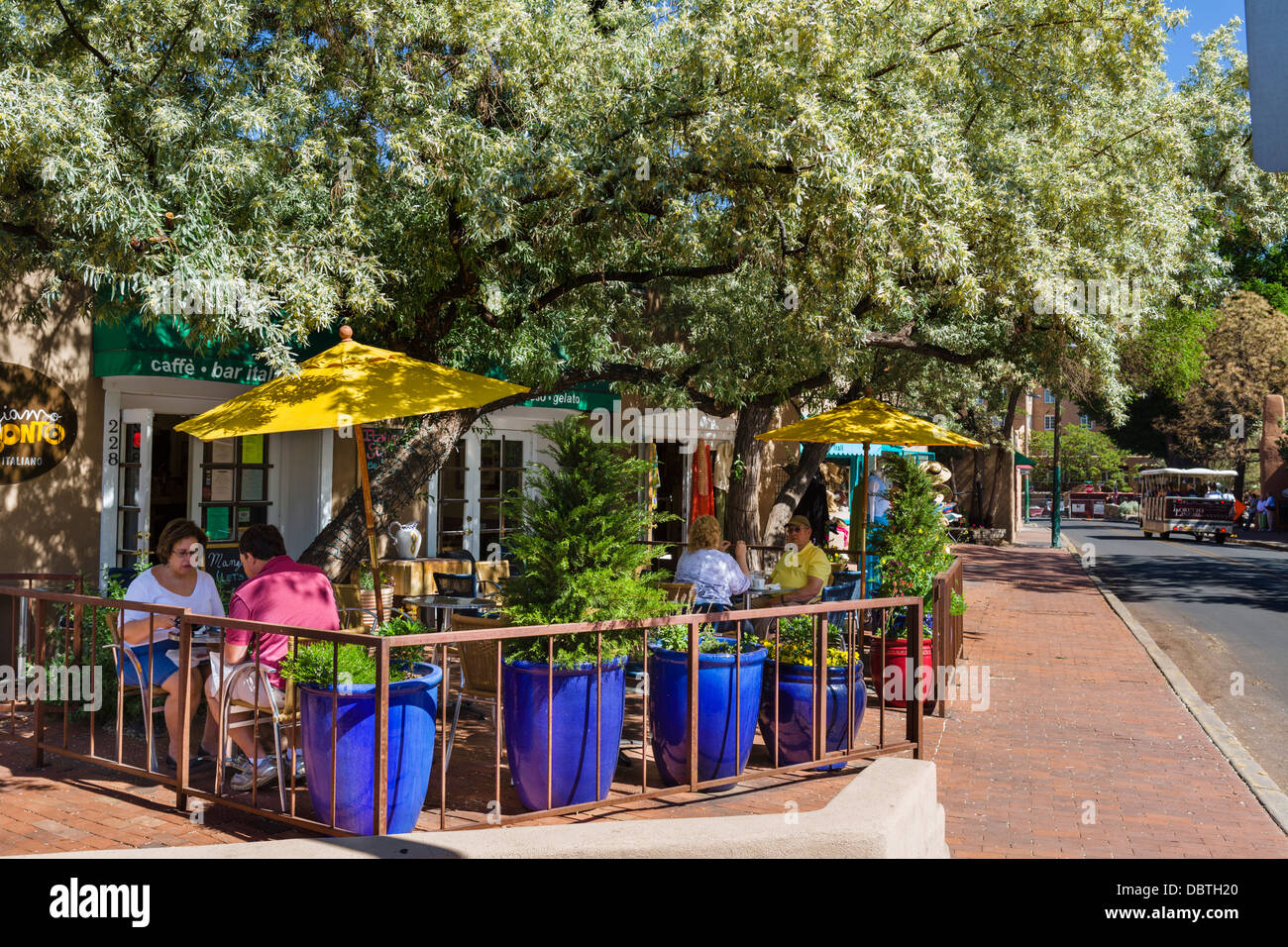 Straßencafé an der Kreuzung der alten Santa Fe Trail und E Alameda Street, Santa Fe, New Mexico, USA Stockfoto