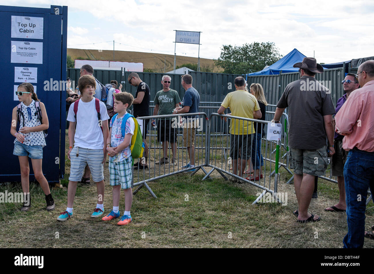 Hertfordshire, UK, 08.04.2013: Standon Calling Festival. Atmosphäre. Die Website ist mit Währung hinzugefügt, um RFID-Armbänder bei Aufladung Punkte "bargeldlosen". (Obwohl einige Händler werben, wobei sowohl Bargeld als auch das bargeldlose System). Bild von Julie Edwards Stockfoto