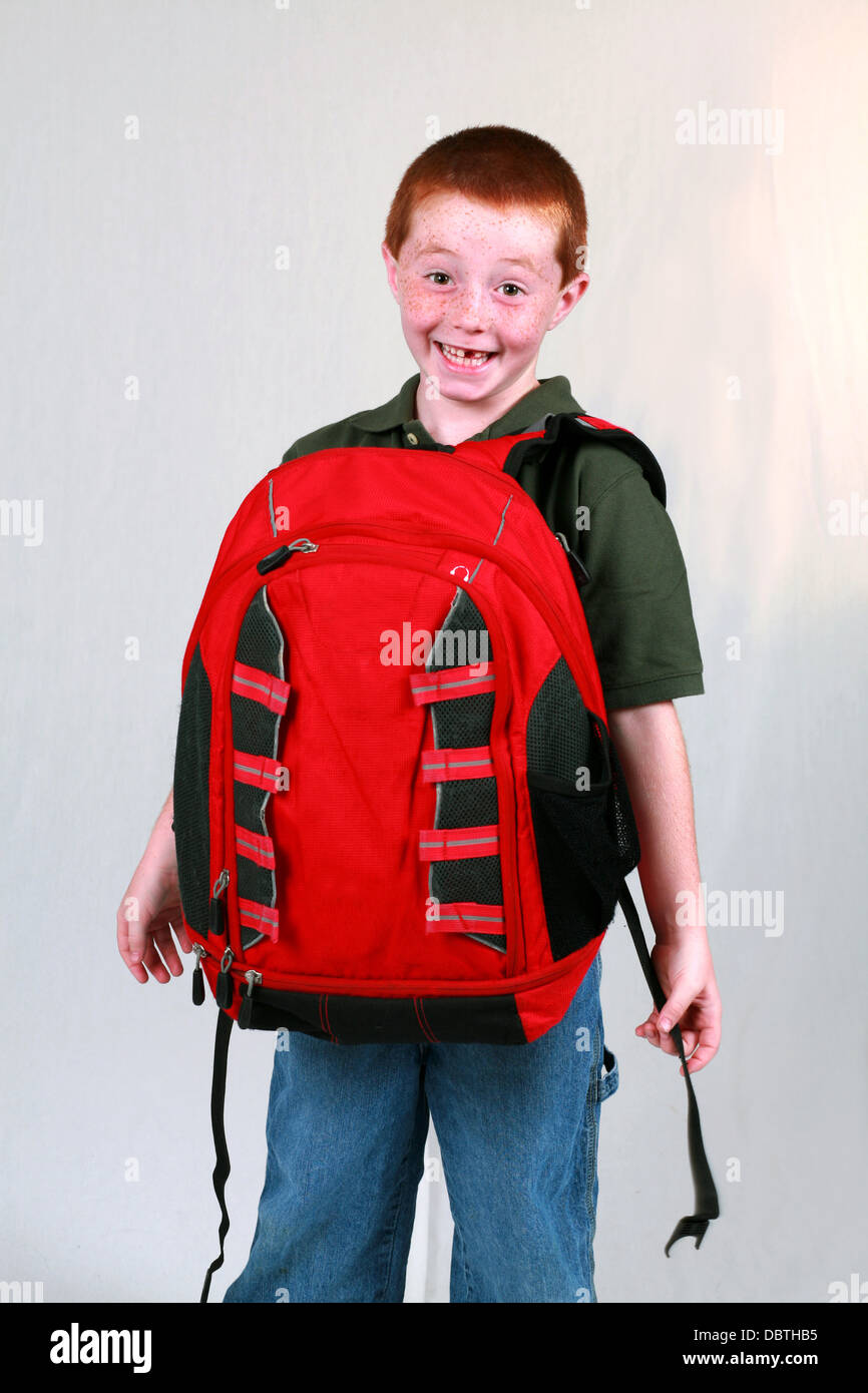 niedliche kleine rote behaarte junge Rucksack hält Stockfoto