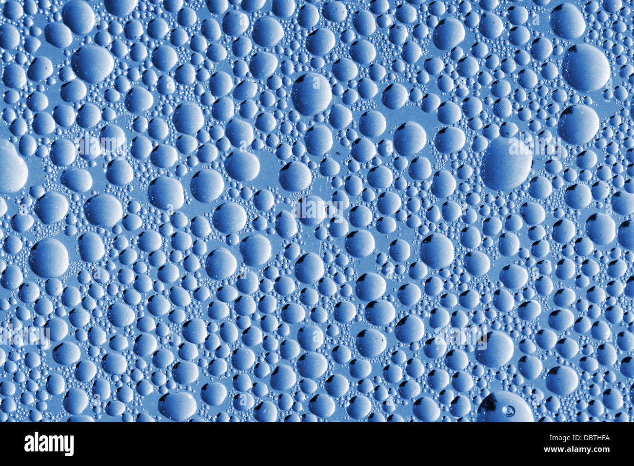 Abstrakt blau Makro Hintergrund mit Wasser fällt auf Glas Stockfoto