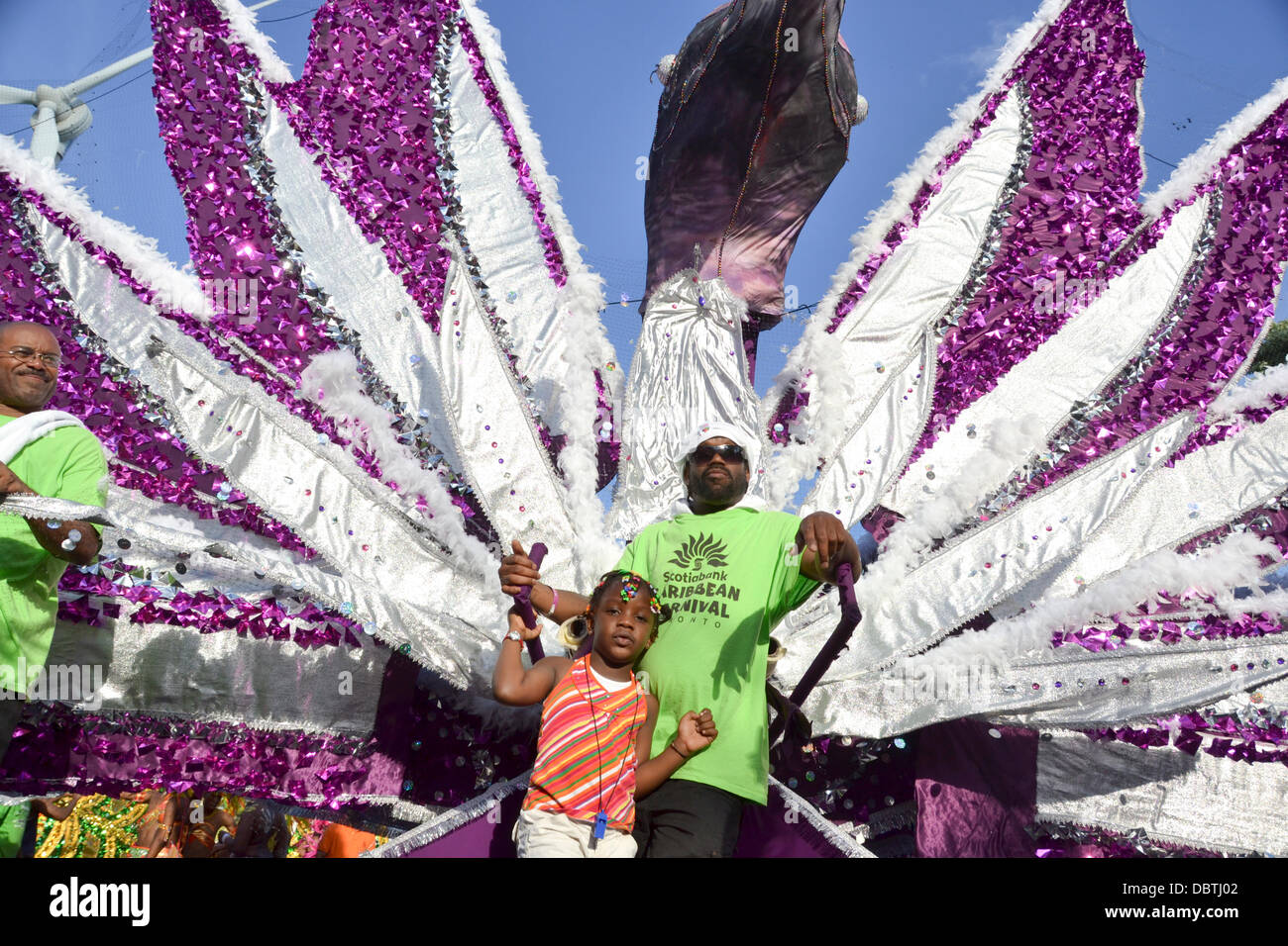 Es ist das größte Festival seiner Art in Nordamerika, und Veranstalter schätzen, dass 1 Million Menschen die Gründe für die große Parade am Samstag verpackt. Darüber hinaus zogen mehr als 30.000 Masken, Tänzer und Trommler an den Feierlichkeiten.  Obwohl Masken in funkelnden Regenbogen Bikinis und aufwändigen Kopfschmuck geschmückt sind, bleiben ihre Füße praktisch für die ganztägige Parade. Stockfoto