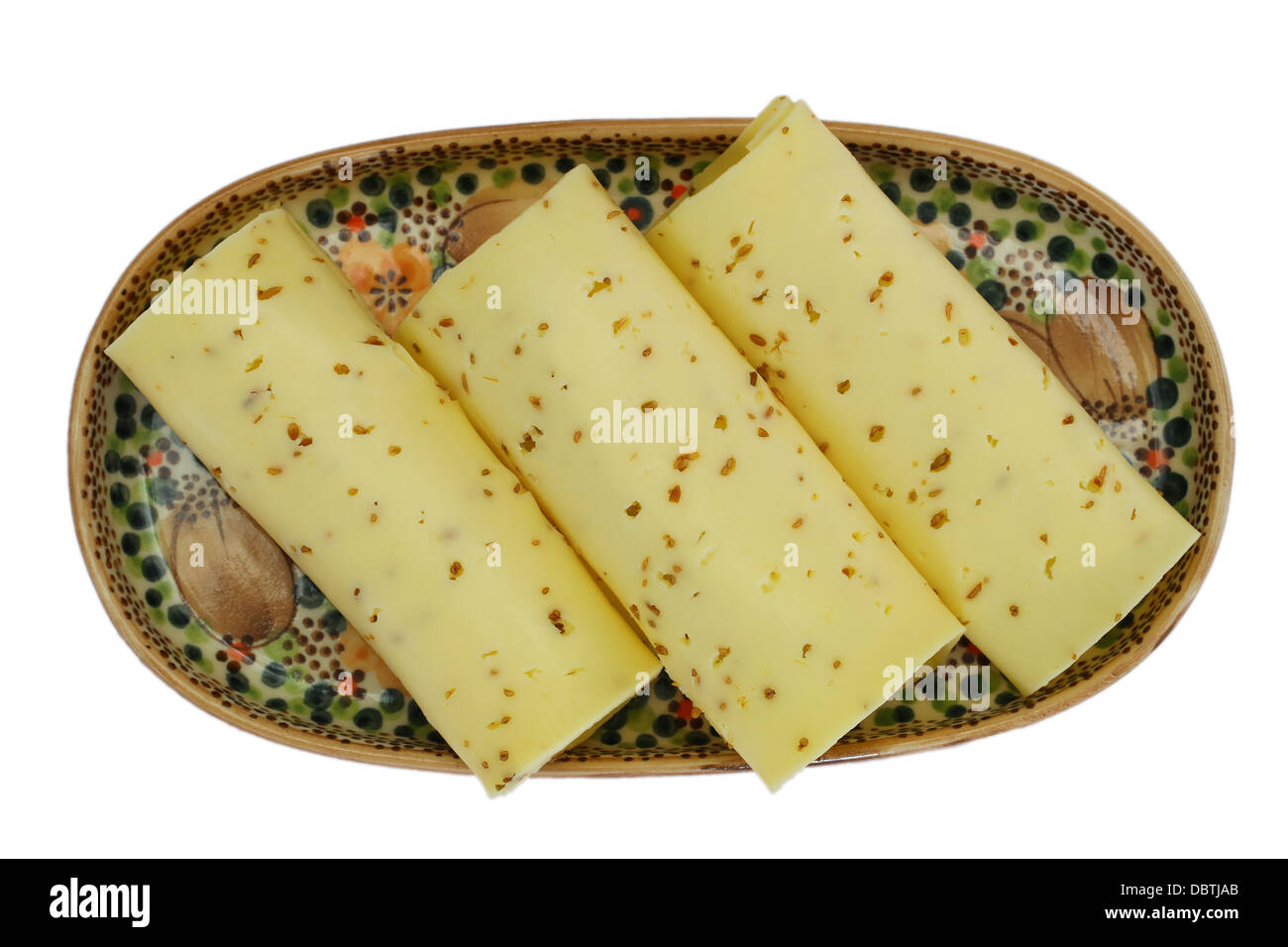 Käse mit Kümmel, isoliert auf weiss Stockfoto