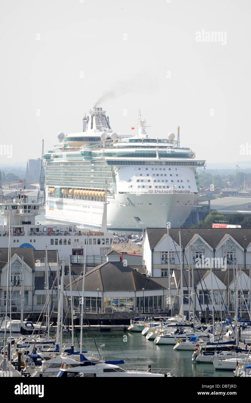 Die Royal Caribbean Kreuzfahrtschiff Unabhängigkeit der Meere gesehen an Southampton dock in England, UK. Stockfoto