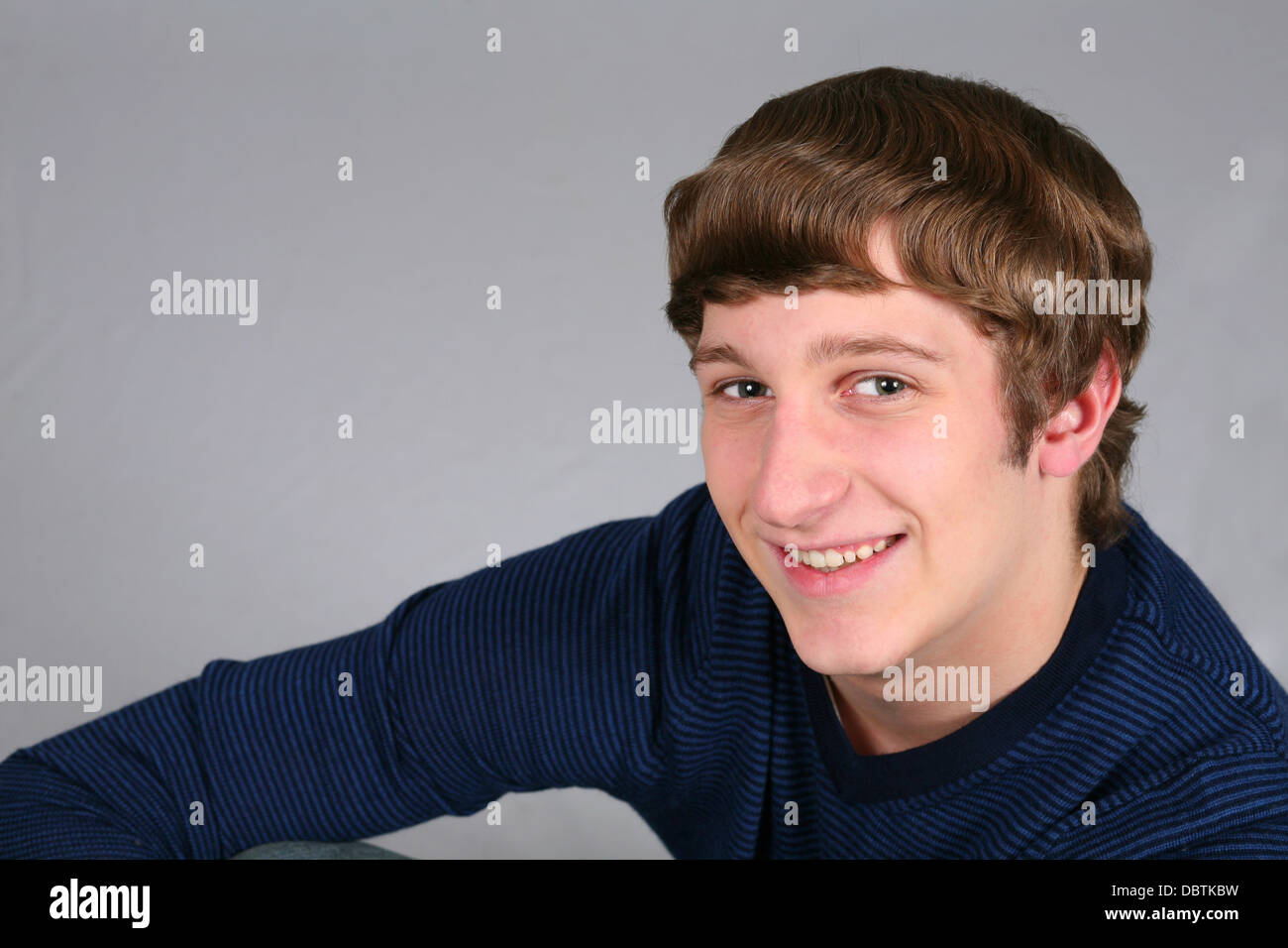 Kaukasische teenboy sitzen und Lächeln Stockfoto