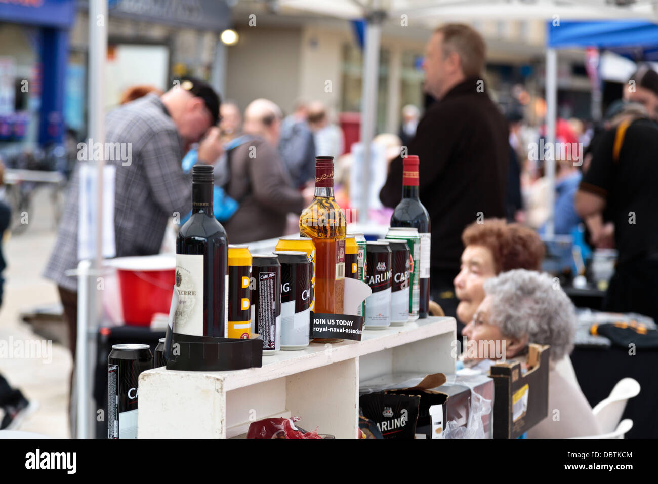 Stall Verkauf alkoholischen Getränke am Tag der Streitkräfte 29. Juni 2013 Peterborough, England Stockfoto