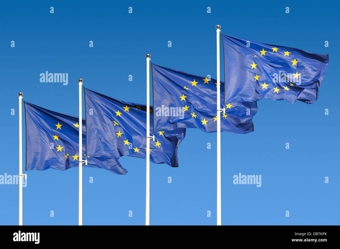 Europäische Union Flaggen über Himmelshintergrund Stockfoto