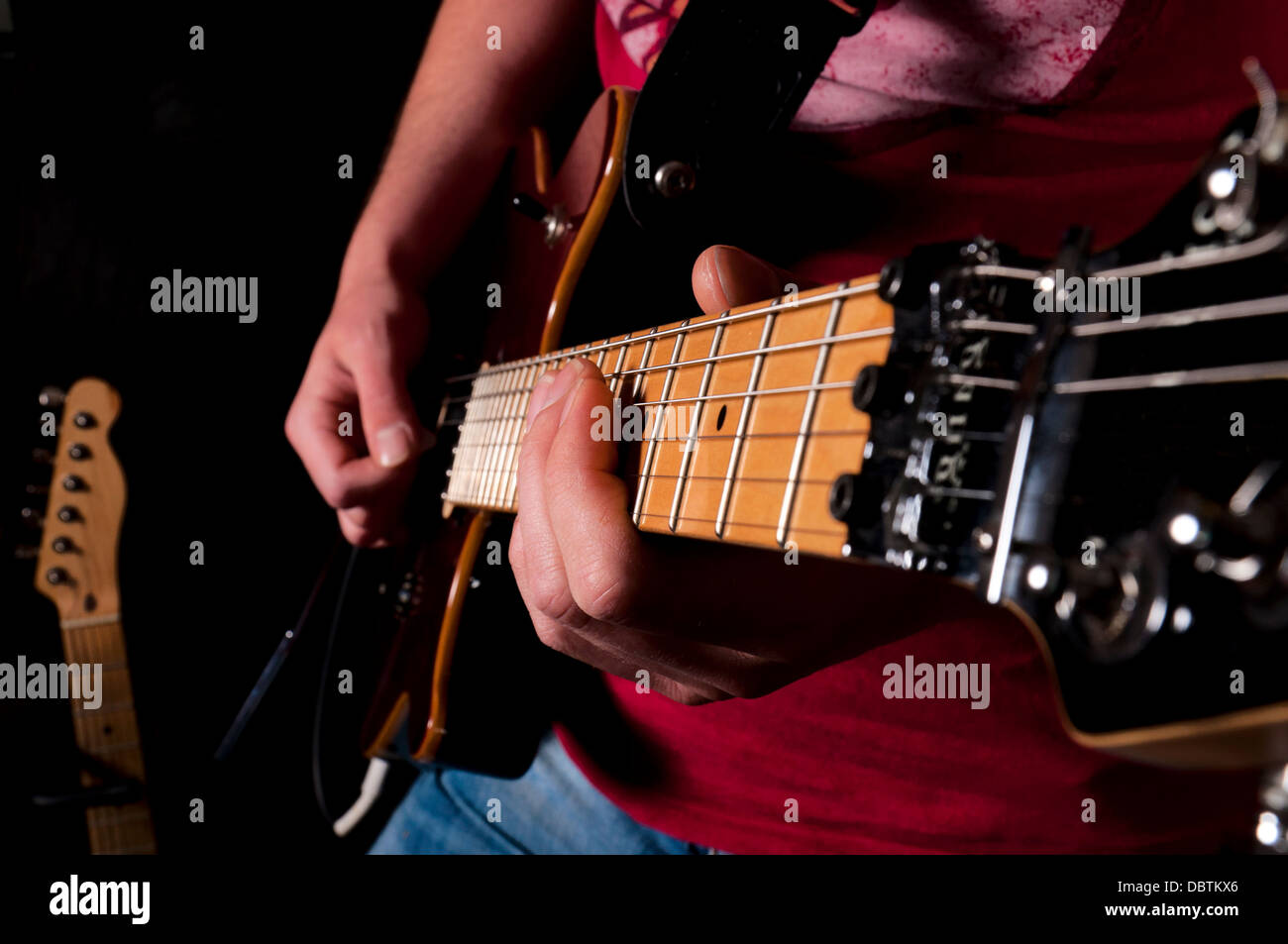 Man Gitarre spielen in low-Key-Technik Stockfoto