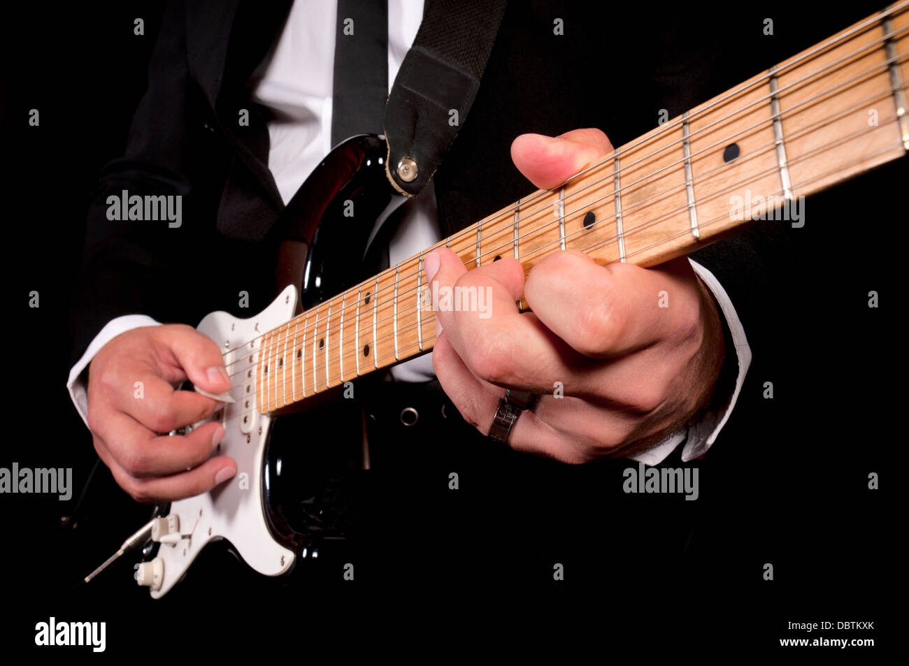 Mann, seine Gitarre spielt. Schießen Sie in low-Key-Technik Stockfoto