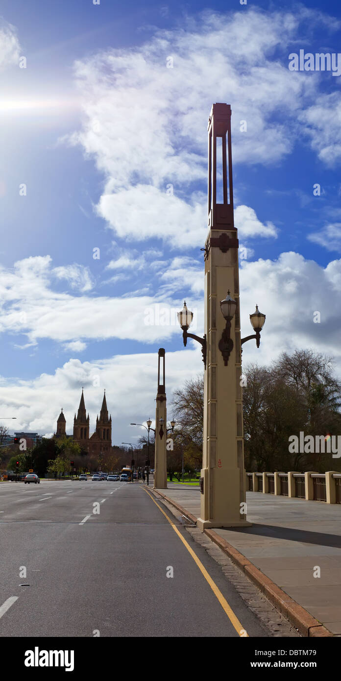 Straßenlaternen auf der King William Street Bridge in der Stadt Adelaide South Australia Stockfoto