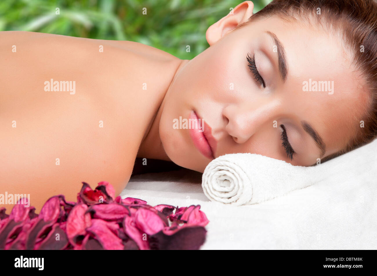 Junge Frau liegend in einem Spa bereit, eine Massage zu bekommen Stockfoto