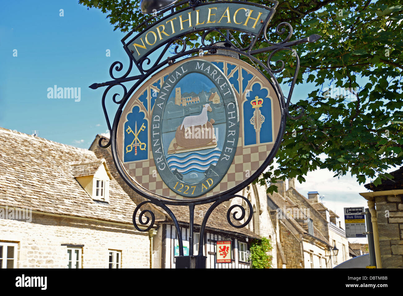 Northleach Ortsschild, Marktplatz, Northleach, Cotswolds, Gloucestershire, England, Vereinigtes Königreich Stockfoto