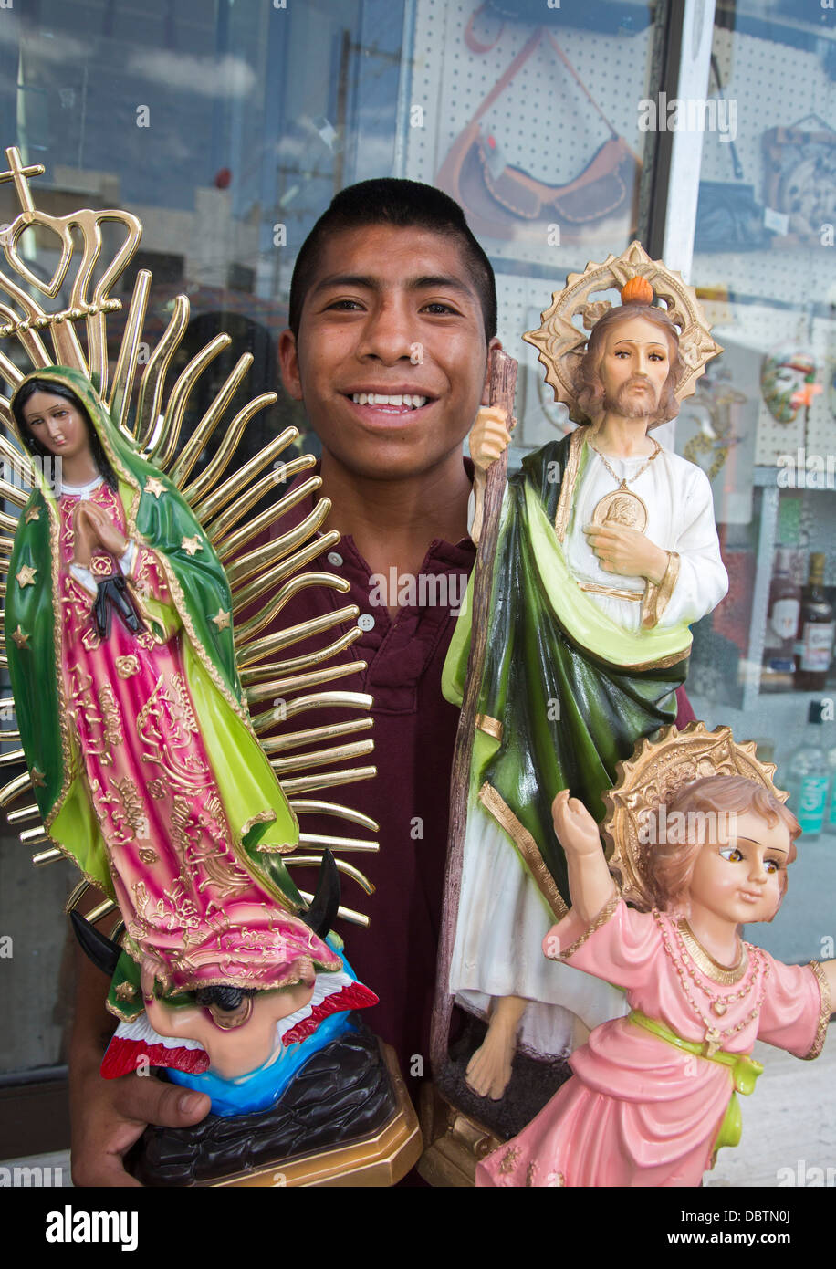 Eine Straße Verkäufer verkauft religiöse Figuren an Touristen, die die mexikanische Grenze von Texas überschritten haben. Stockfoto