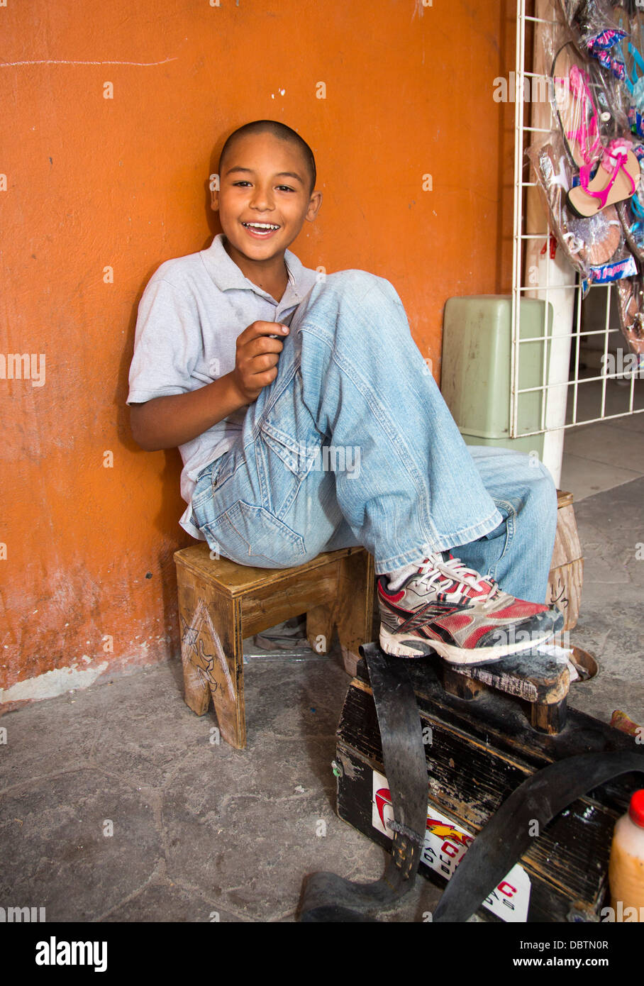 Ein Schuh shine Boy sucht Business von Touristen, die die mexikanische Grenze von Texas überschritten haben. Stockfoto