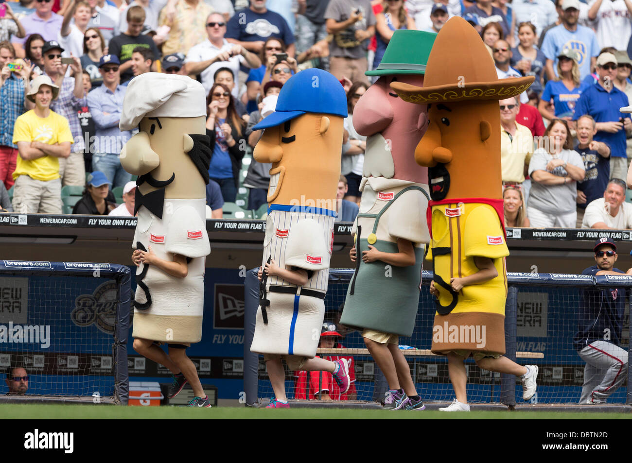 4. August 2013 - Milwaukee, Wisconsin, Vereinigte Staaten von Amerika - 4. August 2013: Wurst-Rennen während der Major League Baseball Game zwischen den Milwaukee Brewers und den Washington Nationals im Miller Park in Milwaukee, Wisconsin. Brauer besiegte die Staatsangehörigen 8-5. John Fisher/CSM. Stockfoto